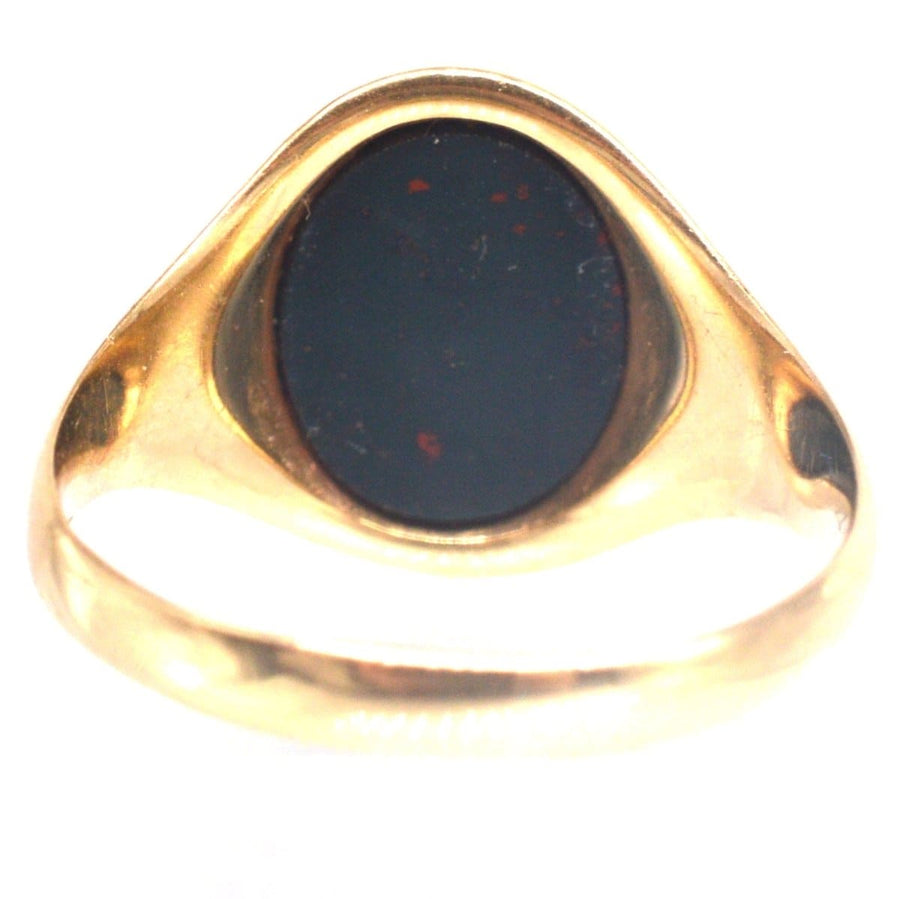 1960s 9ct gold signet ring featuring a beautiful bloodstone gem, stylish antique jewelry piece.