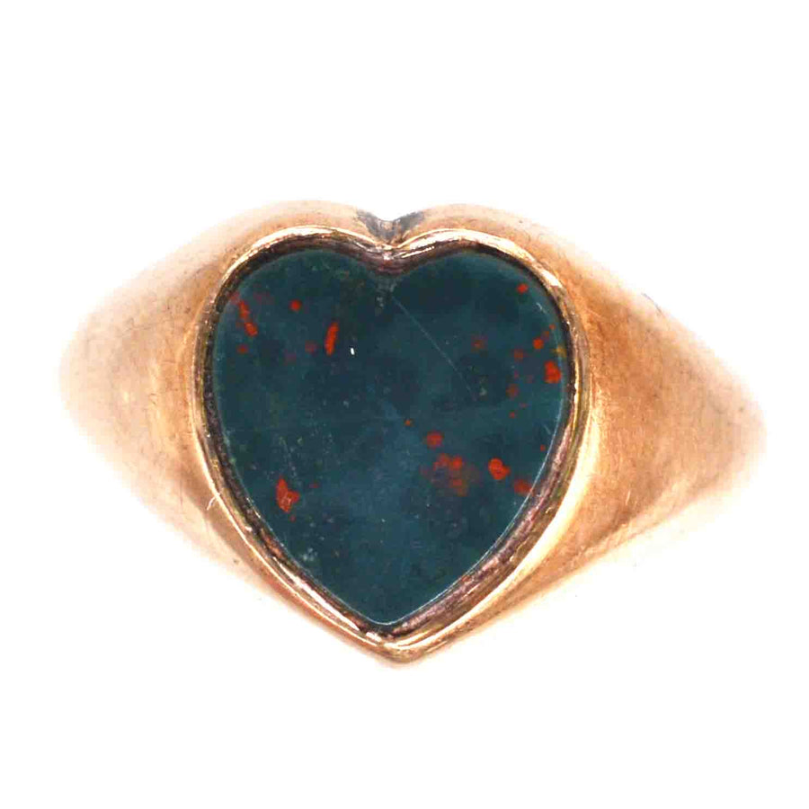 Edwardian 9ct gold signet ring featuring a heart-shaped bloodstone with red flecks, showcasing vintage craftsmanship.