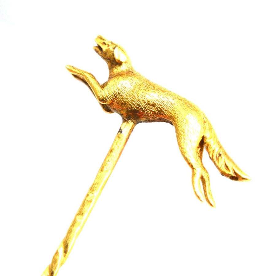15ct gold tie pin featuring a detailed sculpted hunting dog in running motion, early 20th century design.