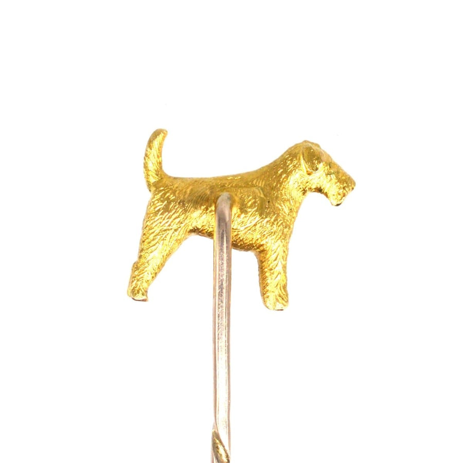18ct gold tie pin featuring a detailed terrier dog, made in London, 1904, perfect for dog lovers and collectors.