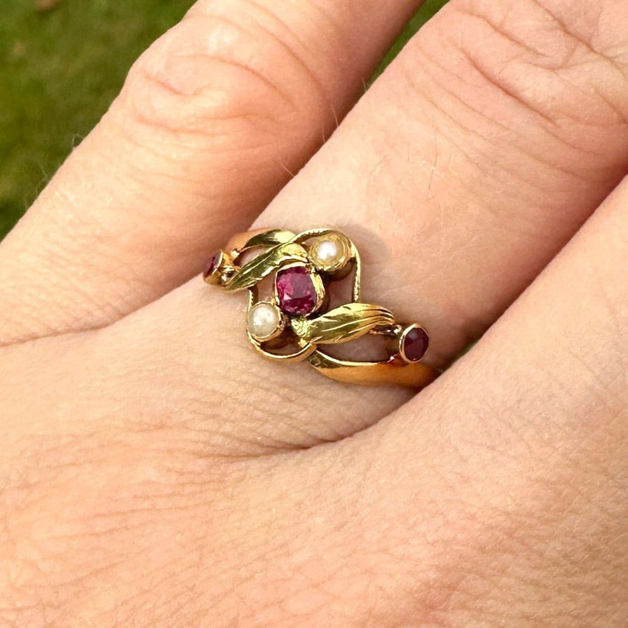 French Art Nouveau 18ct gold ring with rubies and pearls in a naturalistic design.
