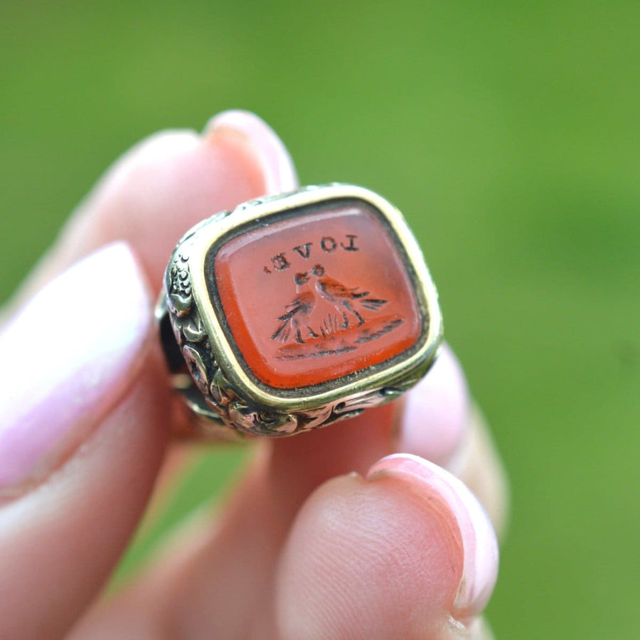 Georgian gold cased seal featuring a carnelian intaglio of two doves and the word 'LOVE', circa 1820s.