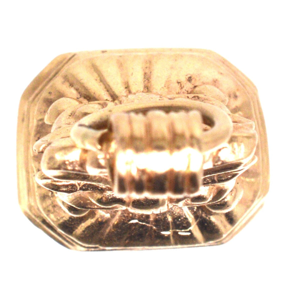 Victorian 9ct gold scallop shell seal pendant featuring bloodstone base and intricate openwork.
