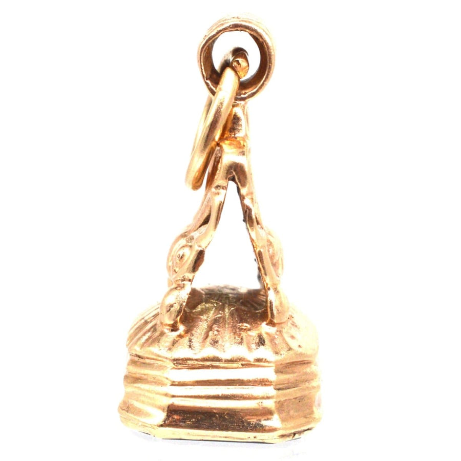 Victorian 9ct gold scallop shell seal pendant with bloodstone base, detailed craftsmanship and elegant design.