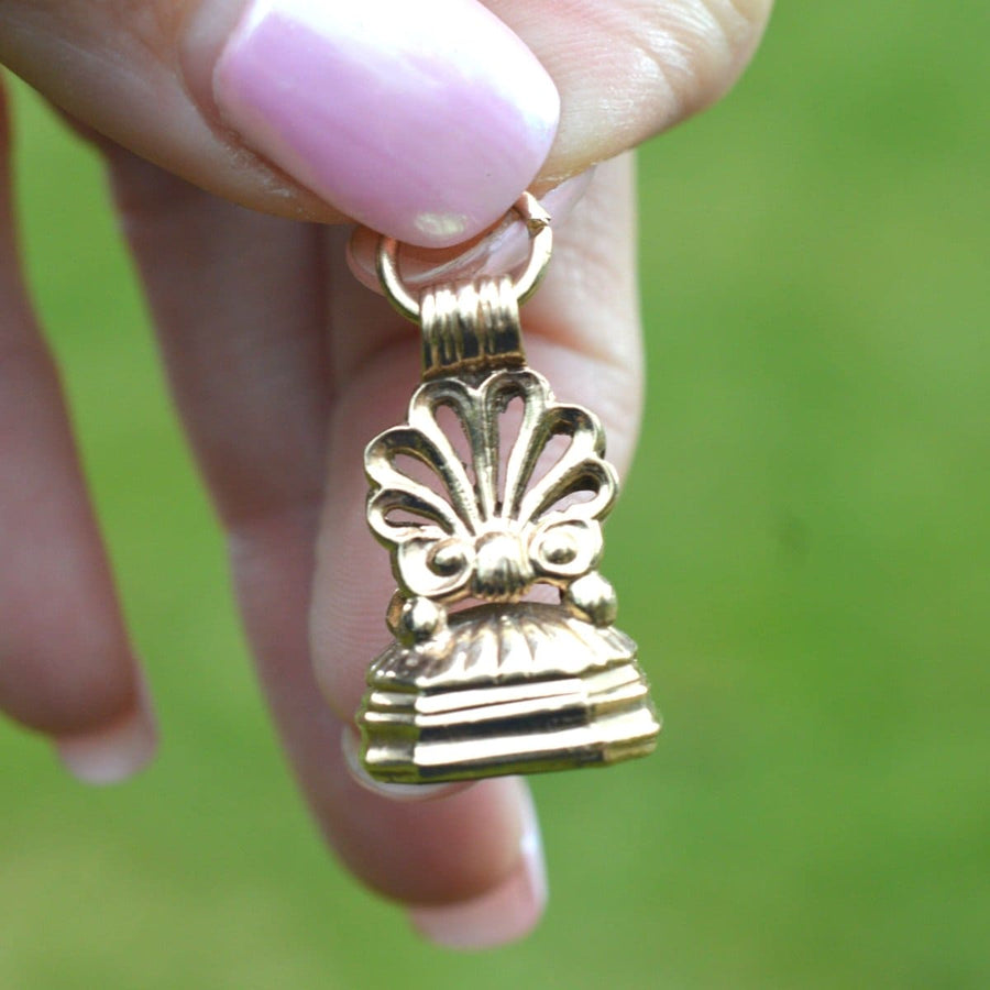 Victorian 9ct gold scallop shell seal pendant with bloodstone base, showcasing exquisite detail and craftsmanship.