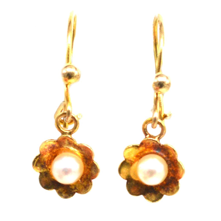 Vintage 1970s 9ct gold earrings featuring a lustrous pearl in a charming flower design.