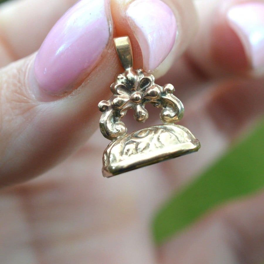 Vintage 9ct gold banded agate seal pendant, antique design, showcasing fine craftsmanship and intricate details.