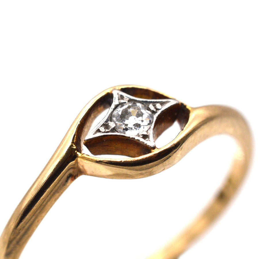 Art Deco 18ct gold diamond twist ring with star motif, vintage design from 1915-1925, perfect for engagement.