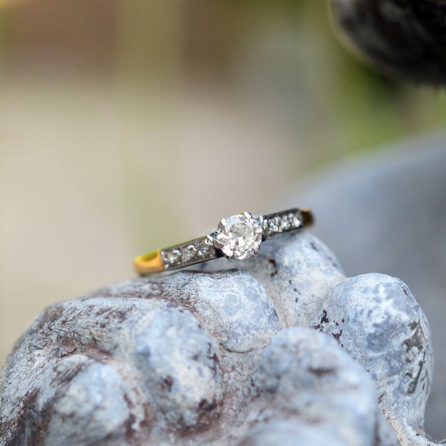 Art Deco 18ct gold and platinum diamond solitaire ring with diamond shoulders, circa 1920s, elegant engagement ring.