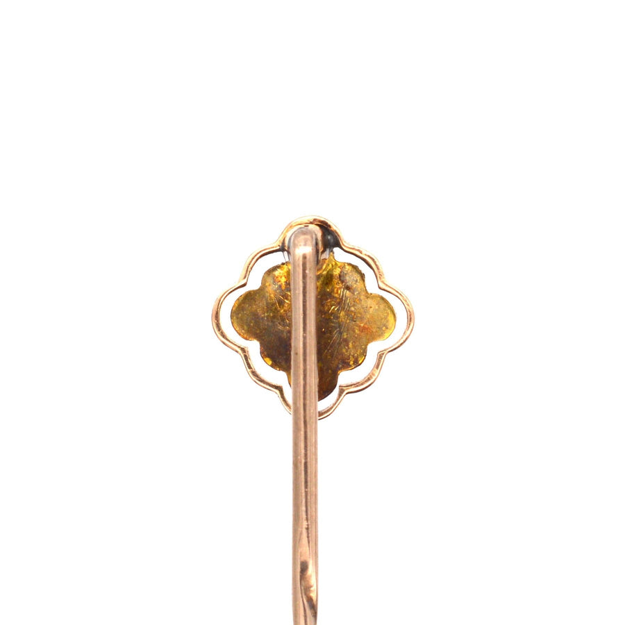 Back view of an Edwardian 15ct gold tie pin featuring a scalloped design for a stylish vintage accessory.