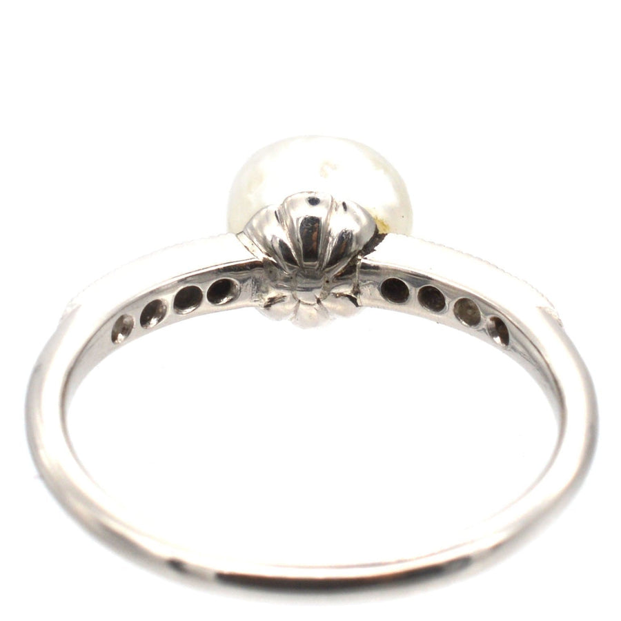 Edwardian 18ct white gold and platinum ring with natural pearl and diamond shoulders, stylish engagement option.