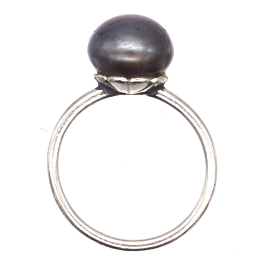 Edwardian platinum ring featuring a certified natural black saltwater pearl, stylish and timeless design.