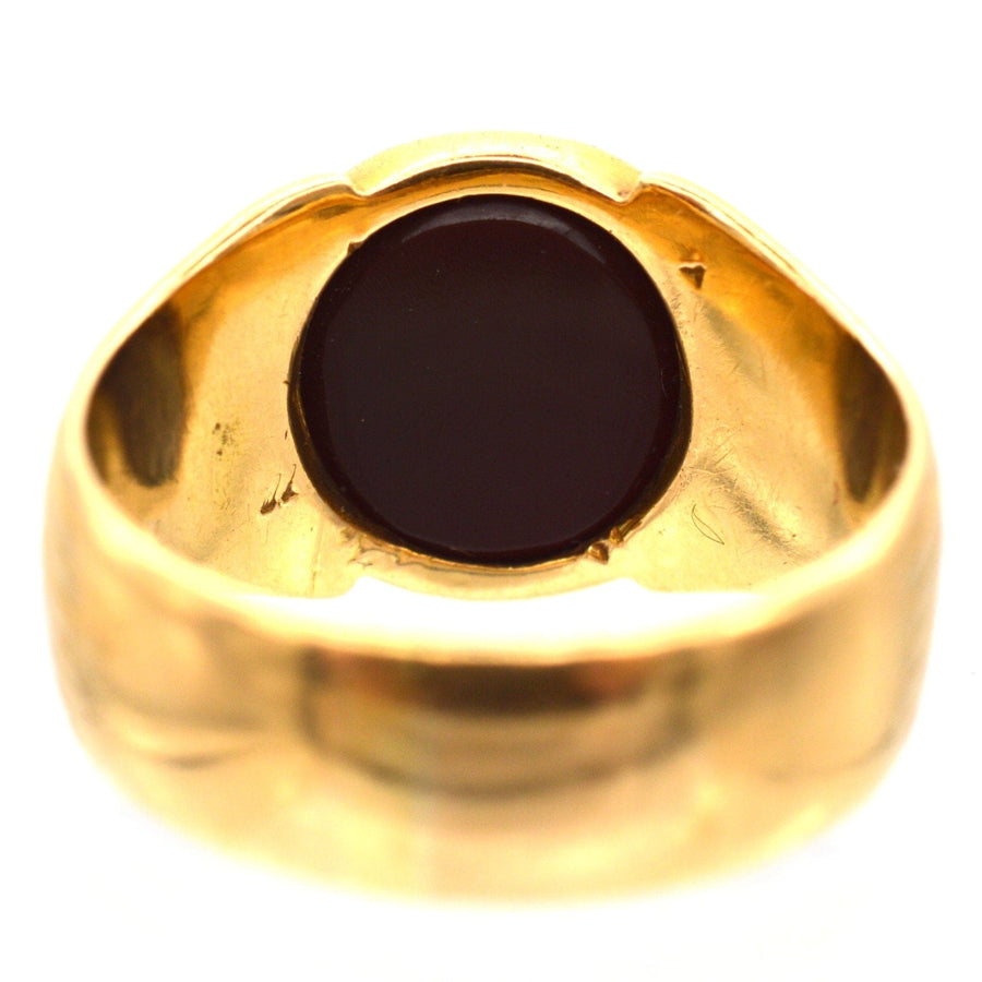 Victorian 18ct gold signet ring featuring a polished carnelian stone, showcasing exquisite craftsmanship and design.