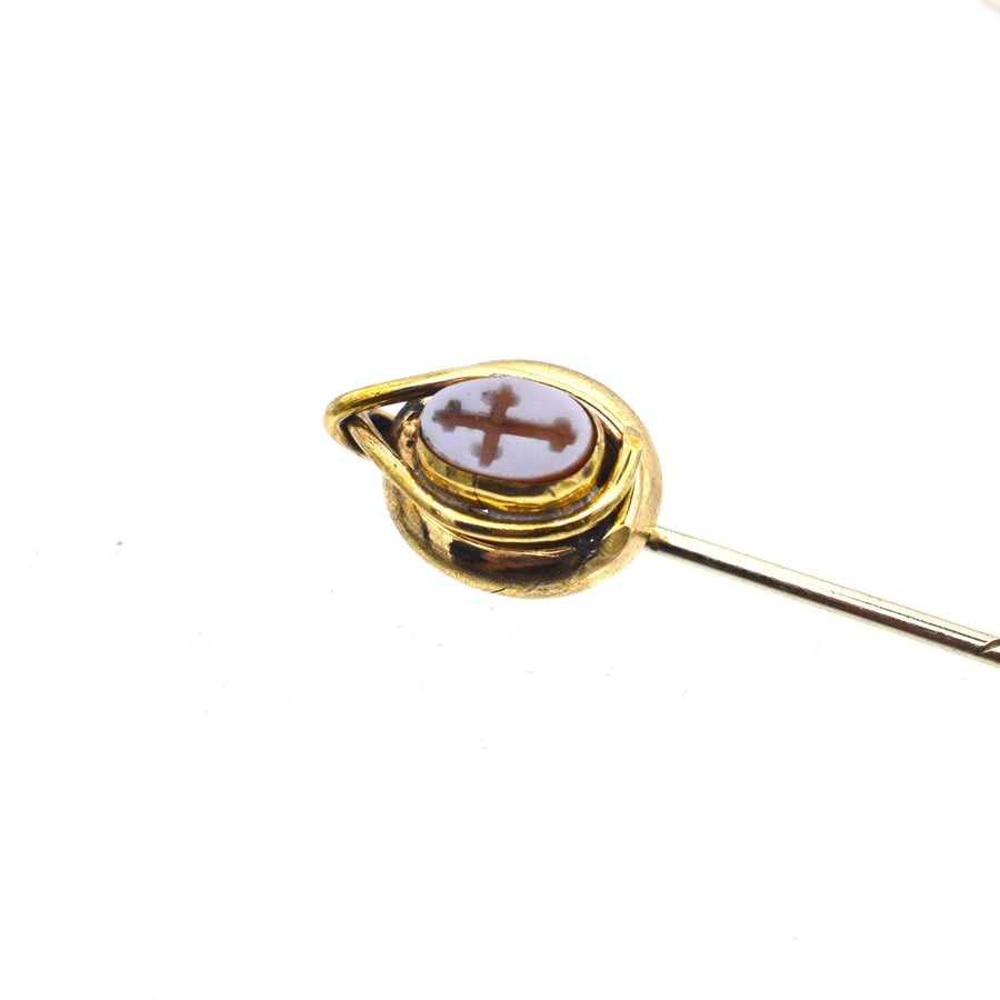 Victorian 9ct gold tie pin featuring a carnelian intaglio of a cross, circa 1870s-1890s.