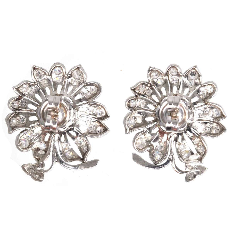 1940er Jahre 18ct Weißgold Diamant Blume Cluster Ohrringe mit funkelnden Diamanten Blütenblätter und Zentrum.