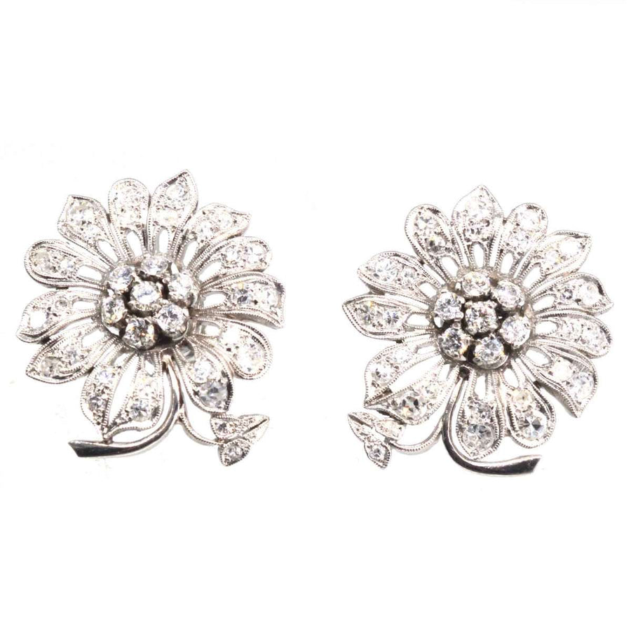 1940er Jahre 18ct Weißgold Diamant Blume Cluster Ohrringe mit funkelnden Diamanten Blütenblätter und zentrale Cluster.