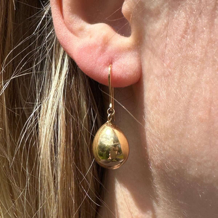 Ohrringe aus 9-karätigem Gold aus den 1940er Jahren mit großem Tropfenmuster, die elegant getragen werden und den Vintage-Stil der Jahrhundertmitte unterstreichen.