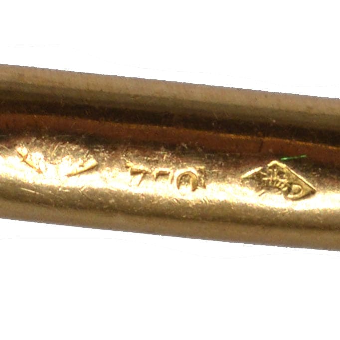 Nahaufnahme der Punzierung eines Manschettenknopfes aus 18-karätigem Gold, die die Qualität und Authentizität des Produkts unterstreicht.