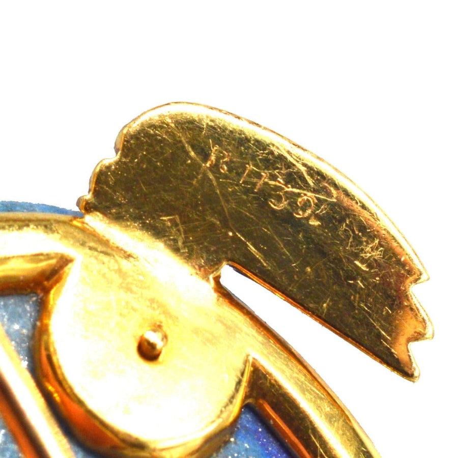 Nahaufnahme einer Vintage-Brosche von Cartier aus dem Jahr 1952, die die Unterschrift und die Details der Vergoldung des Lapislazuli-Designs zeigt.