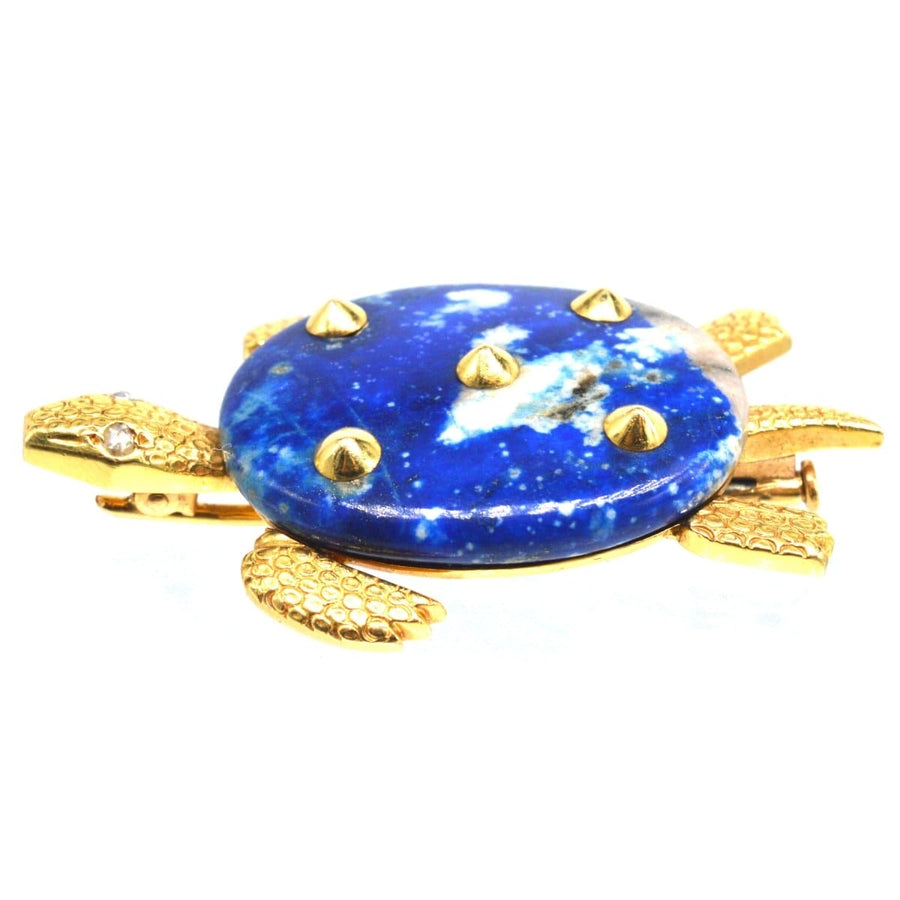 Cartier-Schildkrötenbrosche aus 18 Karat Gold der 1950er Jahre mit Lapislazuli-Körper, Diamantaugen und fünf goldenen Zacken.