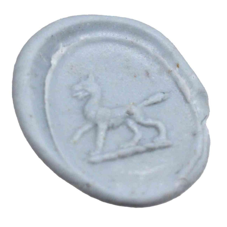 Detaillierte Lapislazuli-Intaglio eines Wolfes auf einem goldenen Siegelring, zeigt komplizierte Handwerkskunst und heraldisches Design.