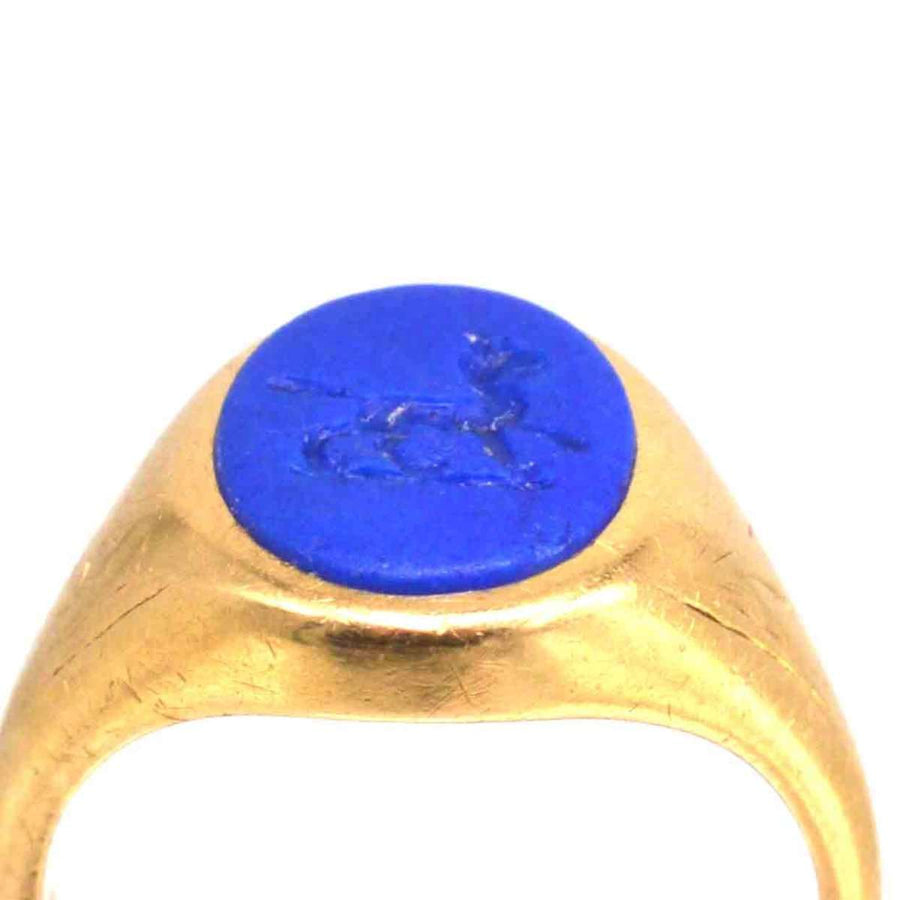 Siegelring aus 18-karätigem Gold der 1960er Jahre mit Lapislazuli-Intarsie, die einen Wolf darstellt, kühnes heraldisches Design.
