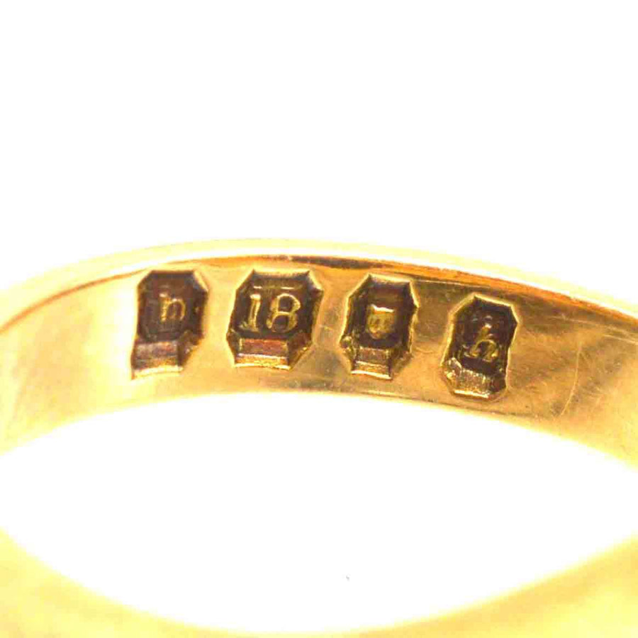 Nahaufnahme der Punzierung des Siegelrings aus 18-karätigem Gold, die die handwerkliche Qualität und Authentizität des Rings unterstreicht.
