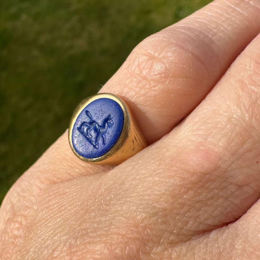 Siegelring aus 18-karätigem Gold der 1960er Jahre mit Lapislazuli-Intaglio eines Wolfs, der ein einzigartiges Familienwappen darstellt.