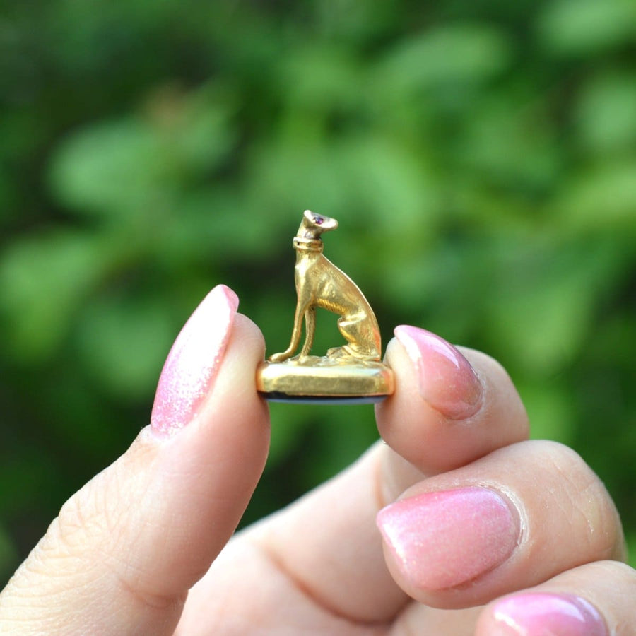 Goldener Whippet-Hund-Anhänger mit roten Augen aus dem 19. Jahrhundert, perfekt für die Personalisierung mit einem Wappen oder Monogramm.