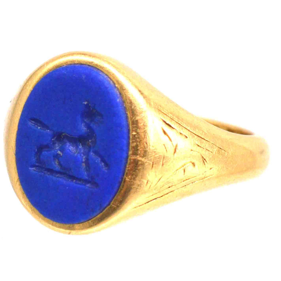 Siegelring aus 18-karätigem Gold der 1960er Jahre mit Lapislazuli-Intaglio eines Wolfs oder Hundes, der klassische Handwerkskunst zeigt.