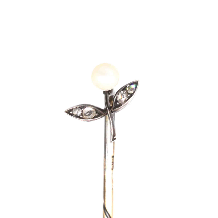 Österreichisch-ungarische Krawattennadel aus 14 Karat Gold mit einer Perlenblüte und Blättern aus Diamanten im Rosenschliff in einem floralen Design.