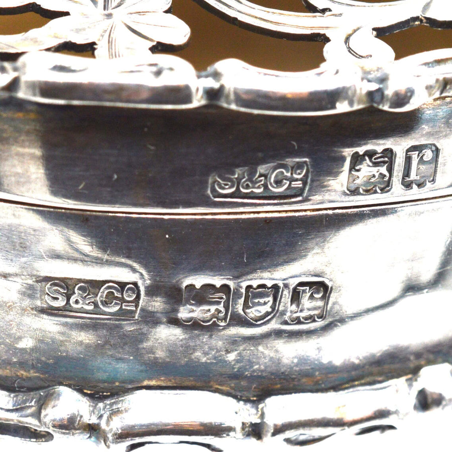 Nahaufnahme der Punzierungen auf der edwardianischen Schmuckdose aus Sterlingsilber von Skinner & Co. aus London 1912.