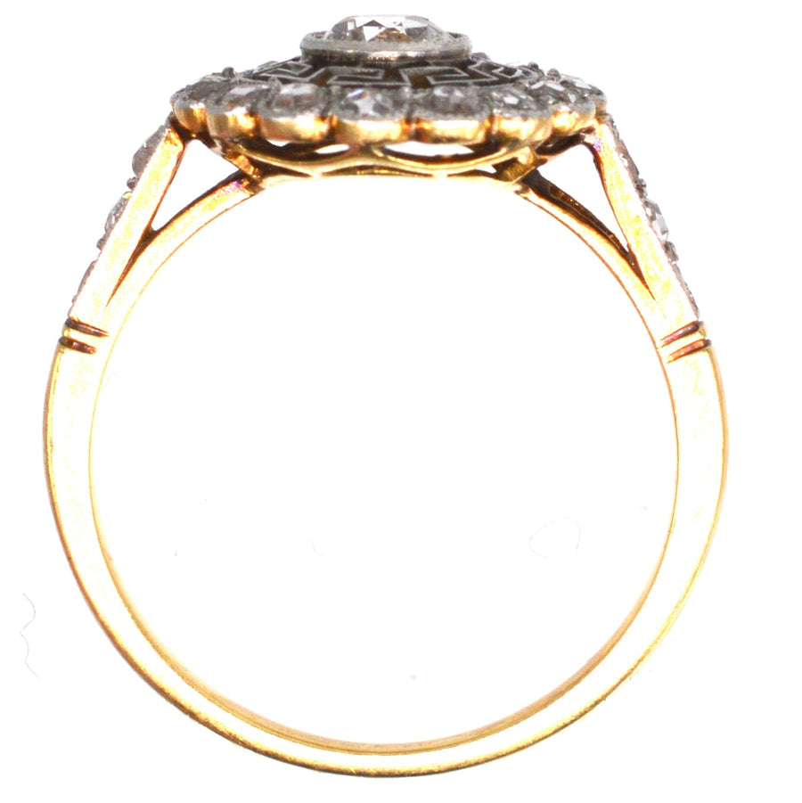 Art-Déco-Ring aus 18 Karat Gold und Platin mit Diamanten und griechischen Schlüsseldetails im Vintage-Design.