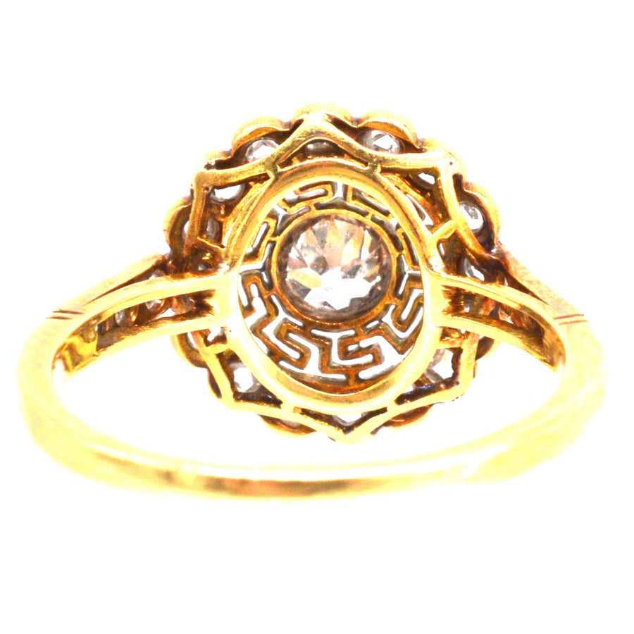 Art-Déco-Ring aus 18 Karat Gold und Platin mit Diamanten und griechischem Schlüssel, der die Eleganz des Klassizismus unterstreicht.