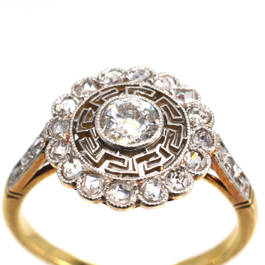 Gold- und Platinring im Art-Deco-Stil mit griechischem Schlüssel und Diamanten im Old European Cut.