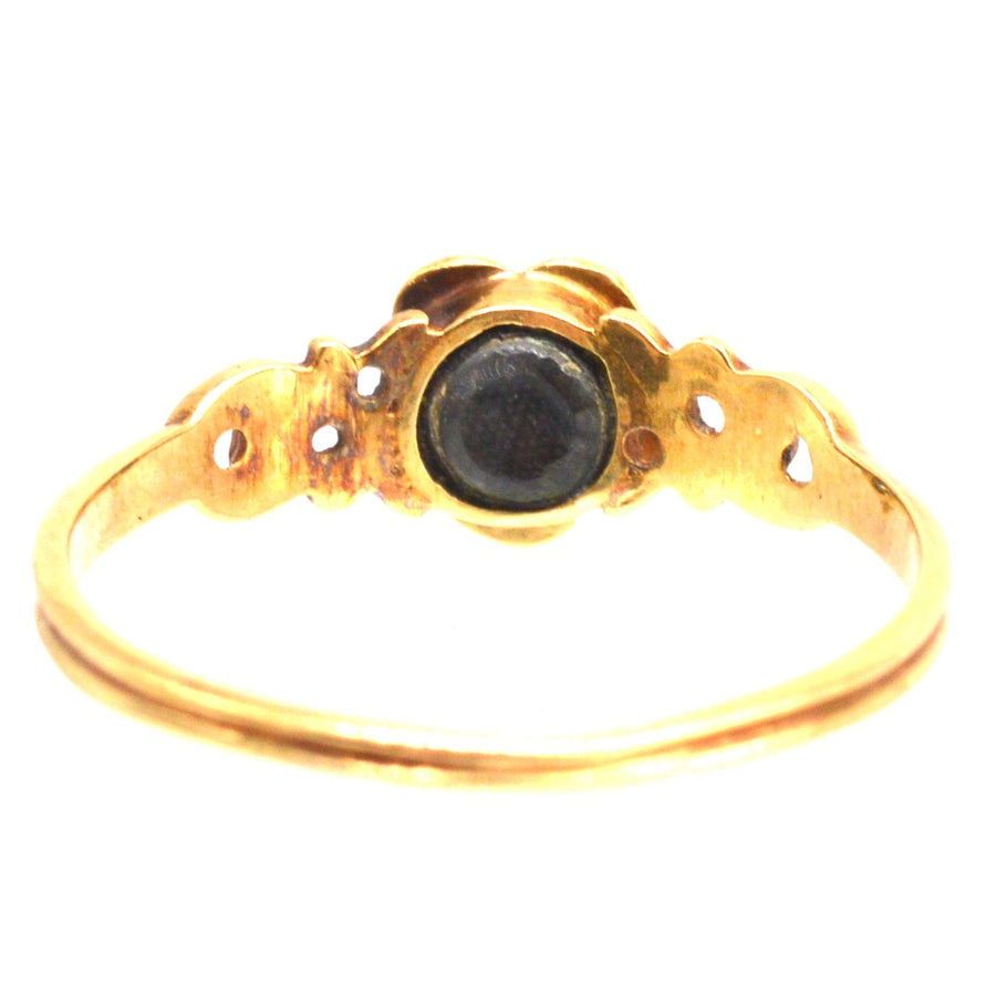 Georgianischer Ring aus 18-karätigem Gold mit einem Stein in der Mitte, der ein zartes Blumenmuster aufweist.