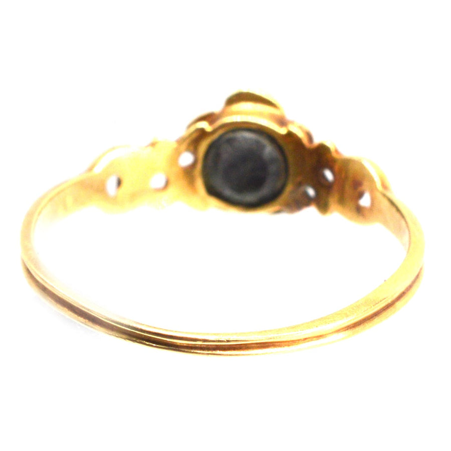 Ring aus georgischem 18-karätigem Gold mit einem zarten fünfblättrigen Muster mit einer zentralen türkisfarbenen Blüte.