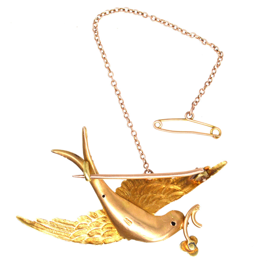 Viktorianische Schwalbenbrosche aus 15-karätigem Gold mit filigranen Details und Perlenblüten-Akzent, ein Symbol der Liebe und Erneuerung.