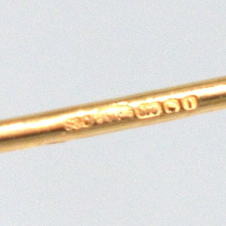 Nahaufnahme der Punzierung von Ohrringen aus 9-karätigem Gold aus den 1940er Jahren, die Echtheit und Qualität zeigt.
