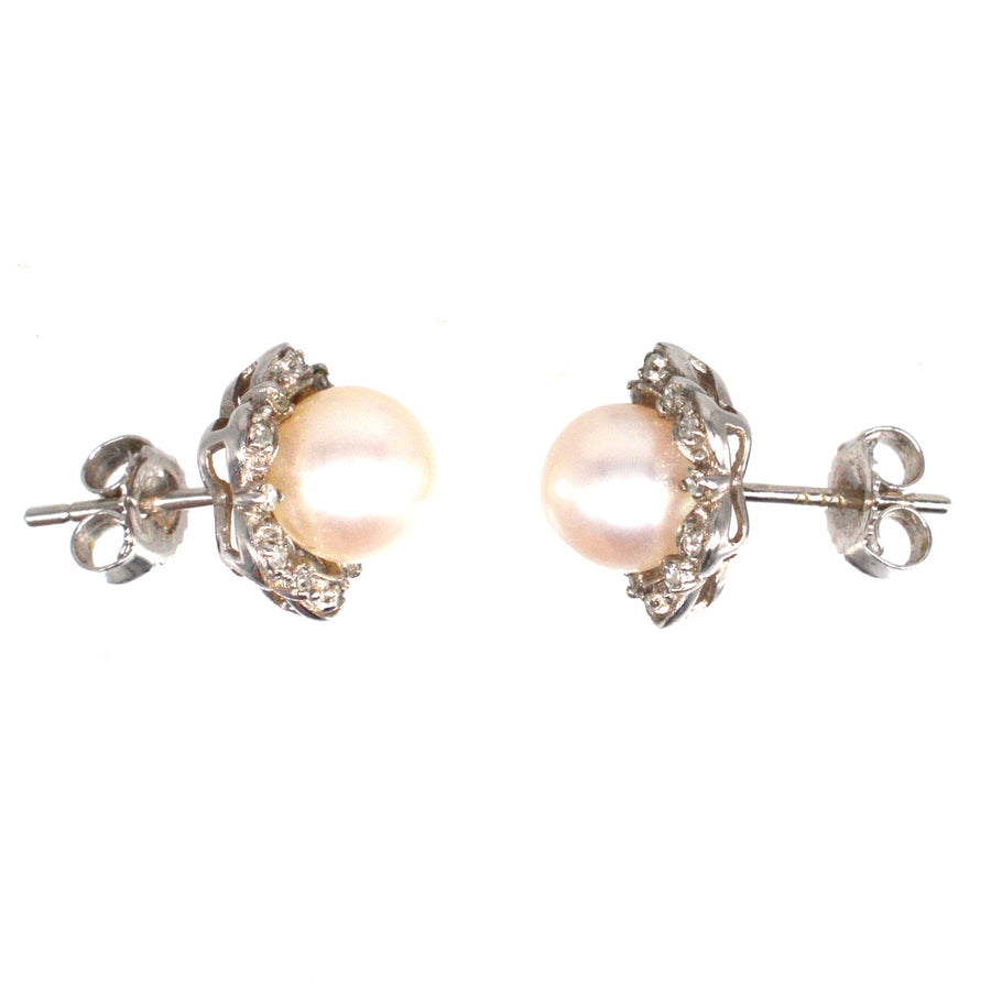 Mid-Century-Ohrringe aus 9-karätigem Weißgold mit Perlen und Diamanten in Sternform, die Vintage-Eleganz und zeitlosen Charme versprühen.