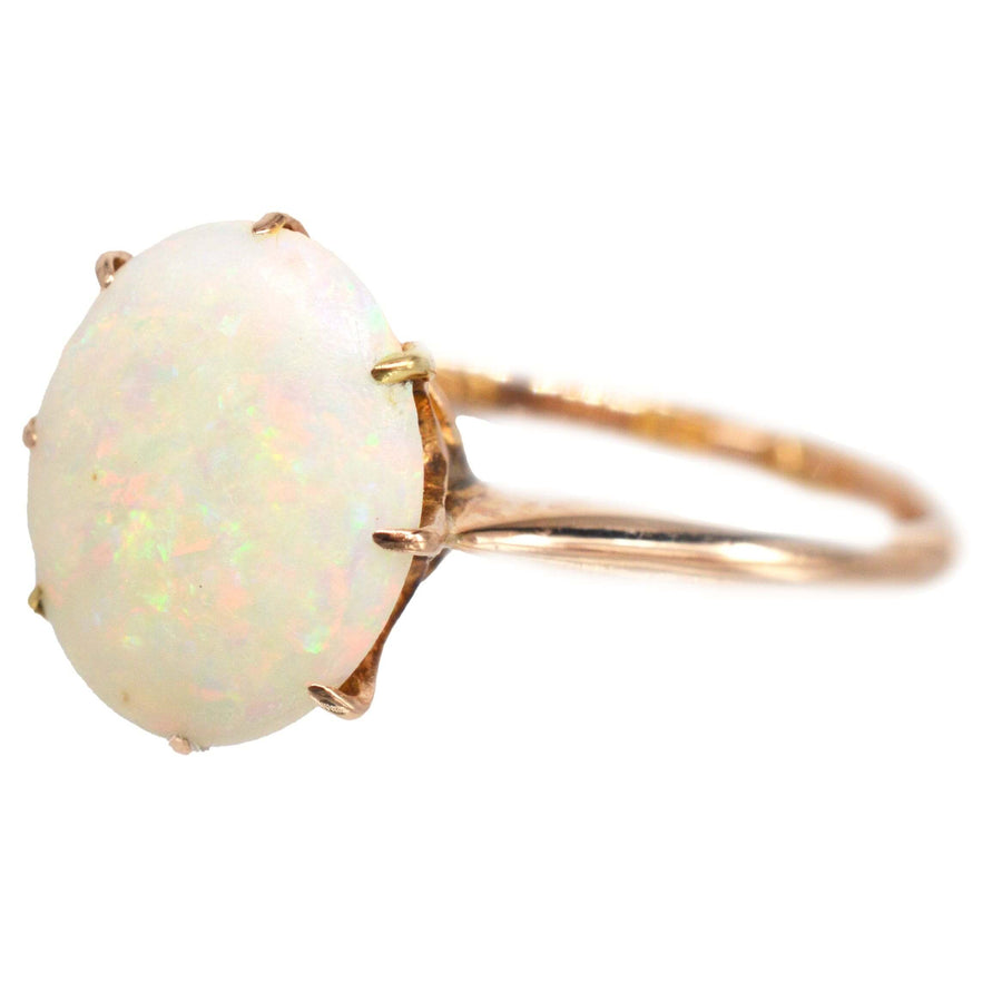 Ring aus 18-karätigem Gold im Art-Déco-Stil mit einem natürlichen weißen Opal in leuchtenden Rot- und Grüntönen, der einen Hauch von Vintage-Eleganz versprüht.