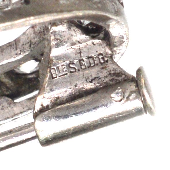 Nahaufnahme des Verschlussmechanismus einer französischen Art-Déco-Brosche aus Silberpaste, die feine Handwerkskunst erkennen lässt.