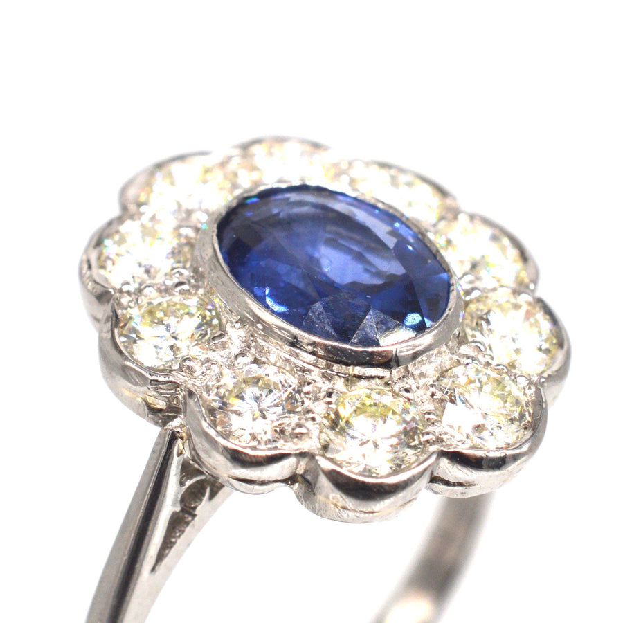 Vintage Platin Saphir und Diamant-Cluster-Ring mit einem zentralen Saphir, umgeben von Diamanten.