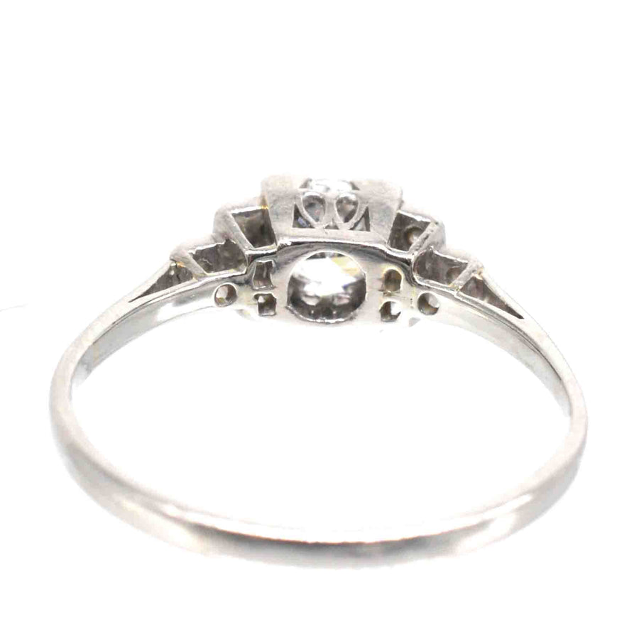 Solitärring aus Platin im Art-Deco-Stil mit einem Diamanten im Old Transitional Cut von 0,30 Karat und einzigartigen Diamantschultern.