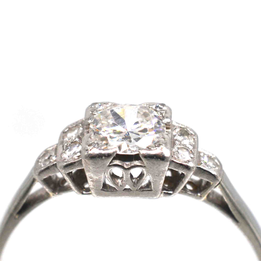 Art Deco Platin-Diamant-Solitärring mit Diamantschultern, die einen 0,30-Karat-Diamanten im Old Transitional Cut präsentieren.