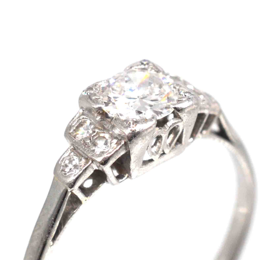 Solitärring aus Platin im Art-Déco-Stil mit stufenförmigen Diamantschultern und einem 0,30-karätigen Diamanten im Old Transitional Cut.