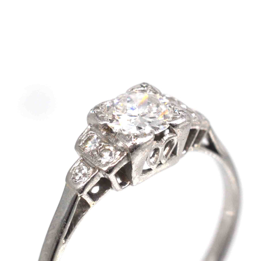 Solitärring aus Platin im Art-Déco-Stil mit Diamantschultern, die einen 0,30-karätigen Diamanten im Old Transitional Cut präsentieren.