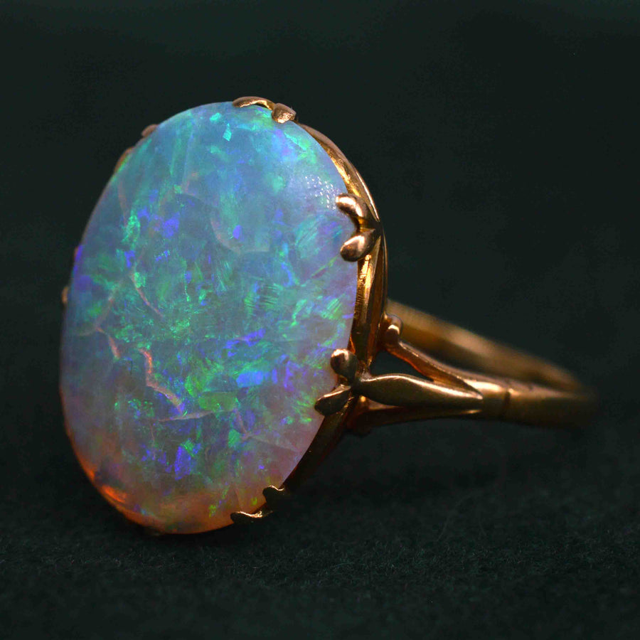 Großer Opalring aus edwardianischem 18-karätigem Gold mit leuchtenden Grün- und Blautönen und aufwändigen Golddetails.