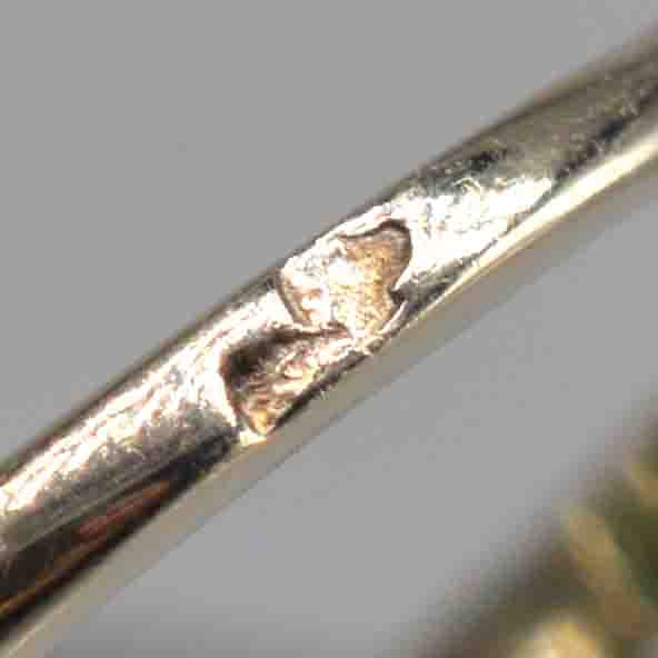 Nahaufnahme der Punzierung und der Details auf dem Band eines Vintage-Rings.