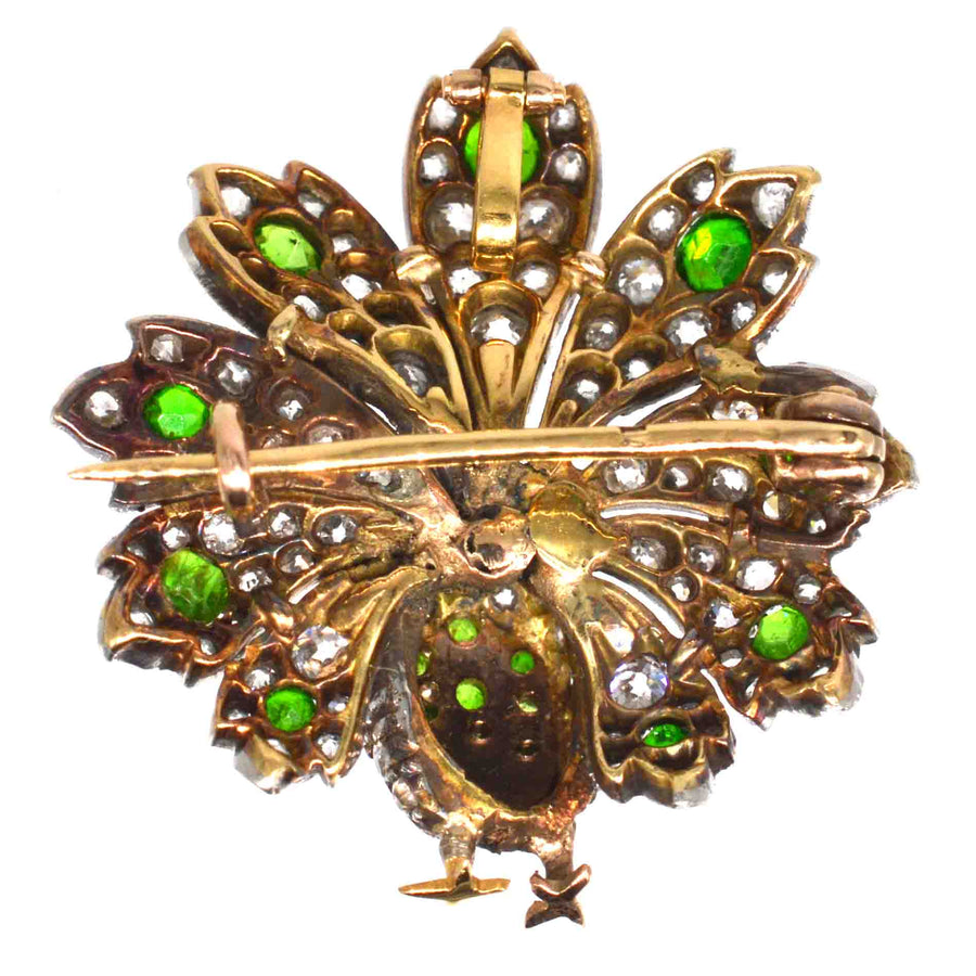 Französische Belle Epoque Pfauenbrosche aus 18 Karat Gold mit grünen Demantoid-Granaten und funkelnden Akzenten.